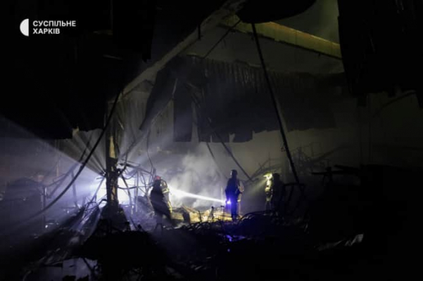 СМИ показали ночной разбор завалов в уничтоженном россиянами ''Эпицентре'' в Харькове 4 СМИ показали ночной разбор завалов в уничтоженном россиянами ''Эпицентре'' в Харькове