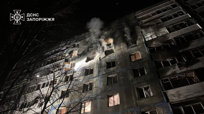 Спасатели показали последствия атаки вражеских дронов на Запорожье 3 Спасатели показали последствия атаки вражеских дронов на Запорожье