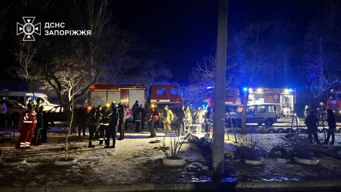 Спасатели показали последствия атаки вражеских дронов на Запорожье 2 Спасатели показали последствия атаки вражеских дронов на Запорожье