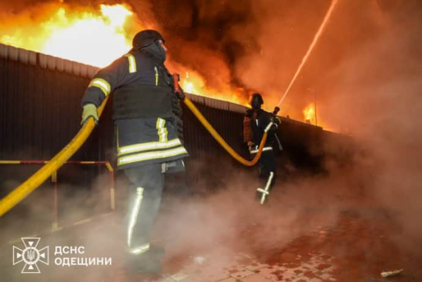 Спасатели показали последствия массированной российской атаки БпЛА на Одессу 