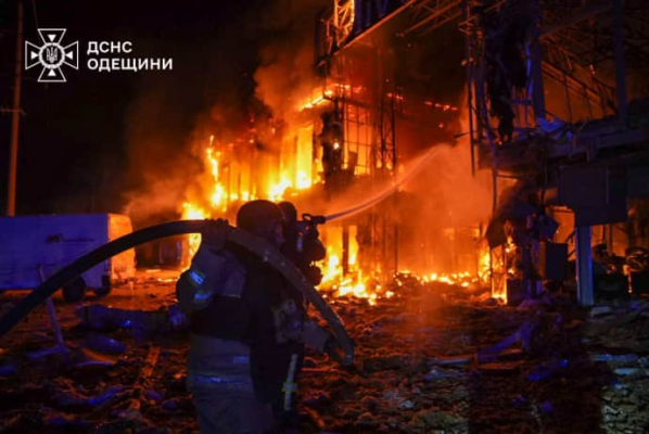 Спасатели показали последствия массированной российской атаки БпЛА на Одессу 
