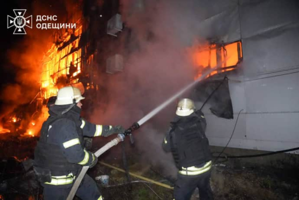 Спасатели показали последствия массированной российской атаки БпЛА на Одессу 
