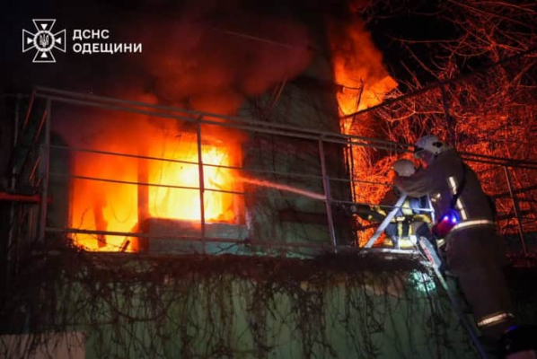 Спасатели показали последствия очередной массированной атаки РФ на Одессу 1 Спасатели показали последствия очередной массированной атаки РФ на Одессу