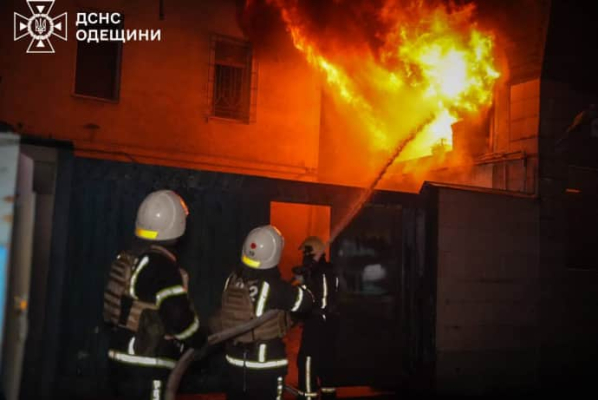 Спасатели показали последствия очередной массированной атаки РФ на Одессу 2 Спасатели показали последствия очередной массированной атаки РФ на Одессу