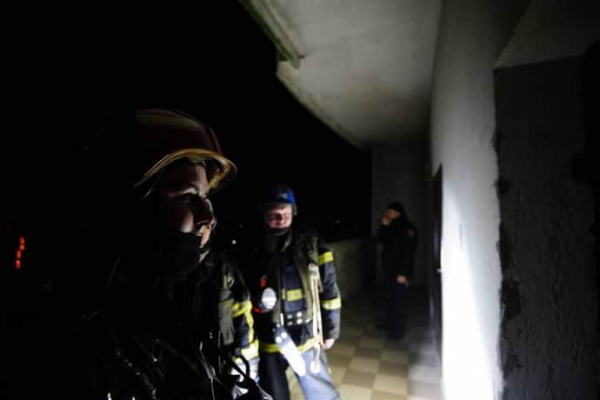 Спасатели показали последствия российского обстрела: в трех квартирах разрушены стены 4 Спасатели показали последствия российского обстрела: в трех квартирах разрушены стены