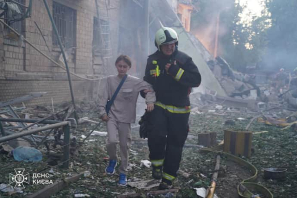 Спасатели показали последствия вражеской комбинированной атаки на Киев 