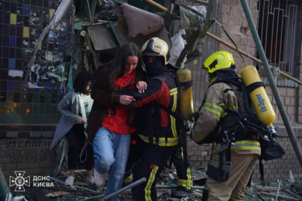 Спасатели показали последствия вражеской комбинированной атаки на Киев 