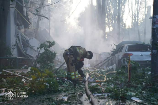 Спасатели показали последствия вражеской комбинированной атаки на Киев 
