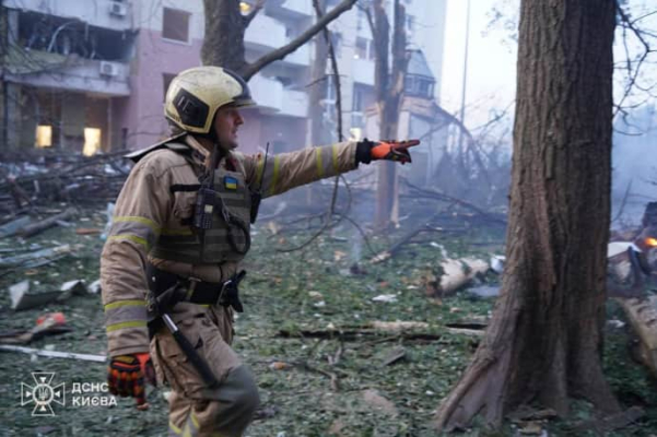 Спасатели показали последствия вражеской комбинированной атаки на Киев 