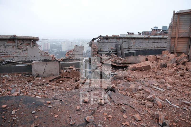 Стін немає. Фоторепортаж з місця руйнування багатоповерхівки у Києві 2 Стін немає. Фоторепортаж з місця руйнування багатоповерхівки у Києві