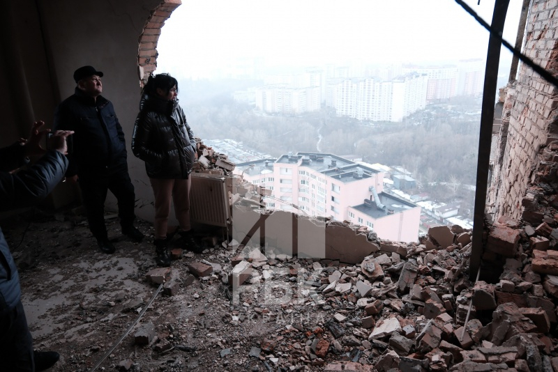 Стін немає. Фоторепортаж з місця руйнування багатоповерхівки у Києві 8 Стін немає. Фоторепортаж з місця руйнування багатоповерхівки у Києві