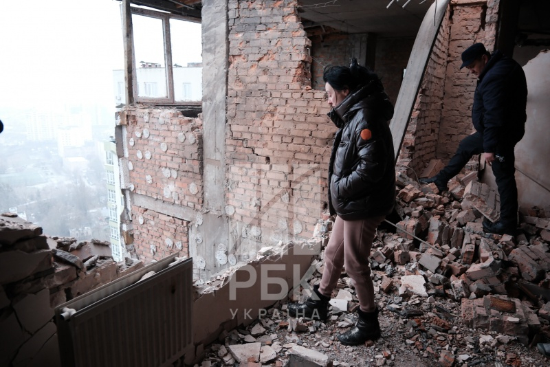 Стін немає. Фоторепортаж з місця руйнування багатоповерхівки у Києві 10 Стін немає. Фоторепортаж з місця руйнування багатоповерхівки у Києві