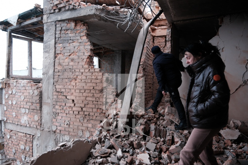 Стін немає. Фоторепортаж з місця руйнування багатоповерхівки у Києві 9 Стін немає. Фоторепортаж з місця руйнування багатоповерхівки у Києві