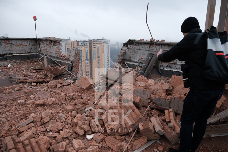 Стін немає. Фоторепортаж з місця руйнування багатоповерхівки у Києві 1 Стін немає. Фоторепортаж з місця руйнування багатоповерхівки у Києві