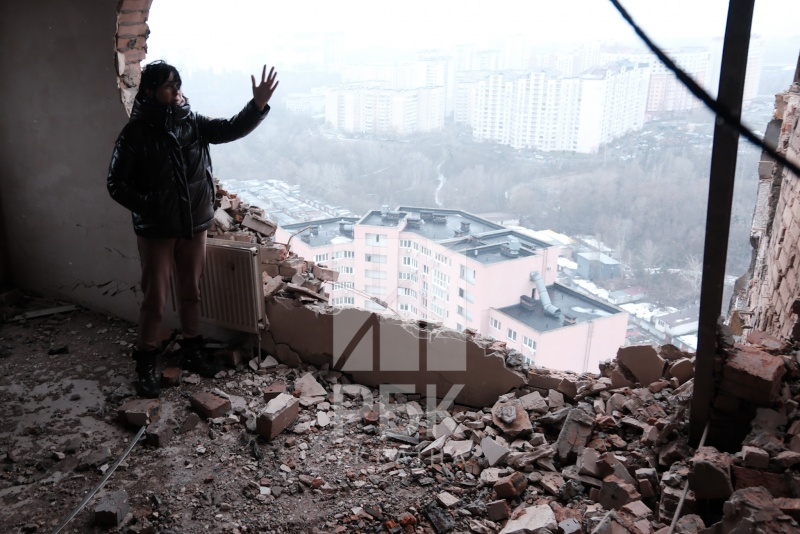 Стін немає. Фоторепортаж з місця руйнування багатоповерхівки у Києві 7 Стін немає. Фоторепортаж з місця руйнування багатоповерхівки у Києві