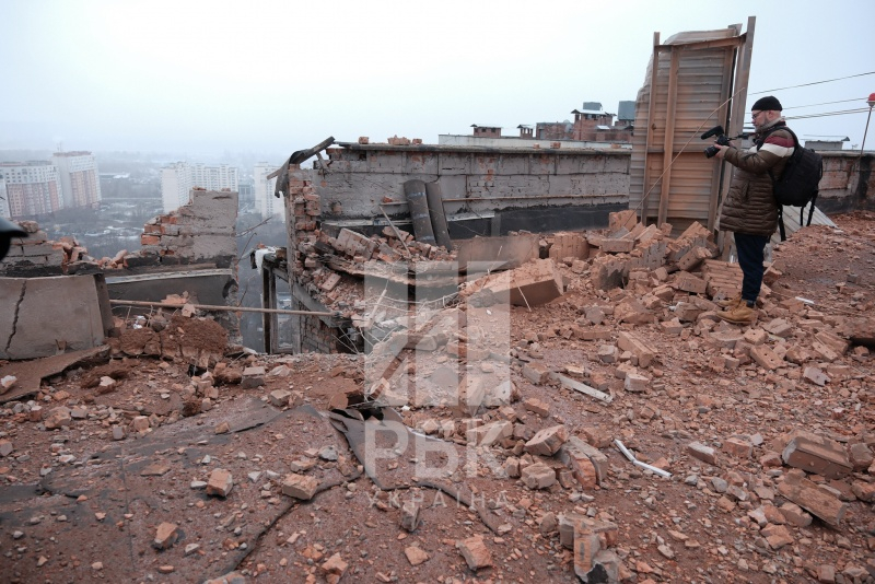 Стін немає. Фоторепортаж з місця руйнування багатоповерхівки у Києві 4 Стін немає. Фоторепортаж з місця руйнування багатоповерхівки у Києві