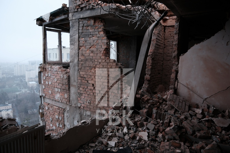 Стін немає. Фоторепортаж з місця руйнування багатоповерхівки у Києві 6 Стін немає. Фоторепортаж з місця руйнування багатоповерхівки у Києві
