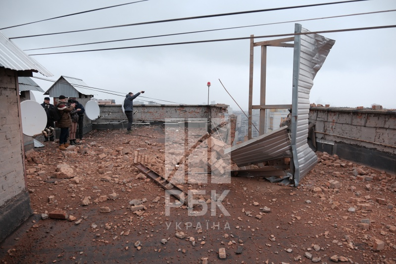 Стін немає. Фоторепортаж з місця руйнування багатоповерхівки у Києві 3 Стін немає. Фоторепортаж з місця руйнування багатоповерхівки у Києві
