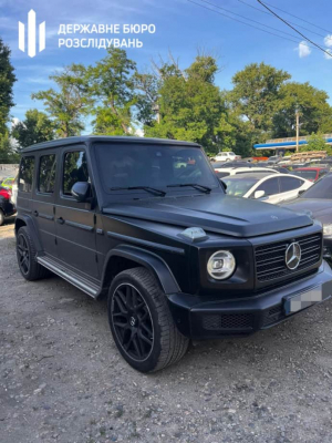 Суд конфисковал элитный Mercedes начальника управления Миграционной службы 
