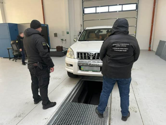 Таможенники на границе с Польшей обнаружили в авто более 60 слитков золота 1 Таможенники на границе с Польшей обнаружили в авто более 60 слитков золота