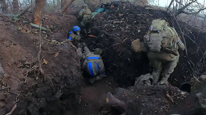 Танчик, ложись! Мы в окружении, по нам е**шат танками!'' &minus; Сенцов показал видео боя под Авдеевкой    