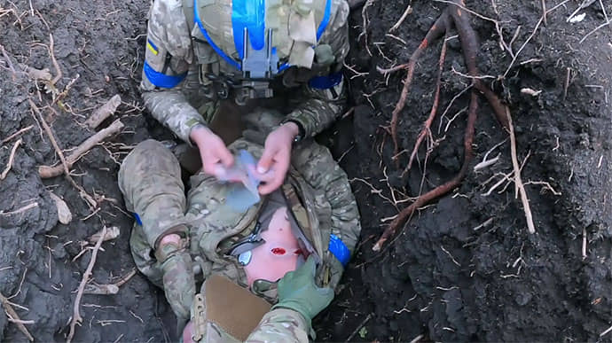Танчик, ложись! Мы в окружении, по нам е**шат танками!'' &minus; Сенцов показал видео боя под Авдеевкой    