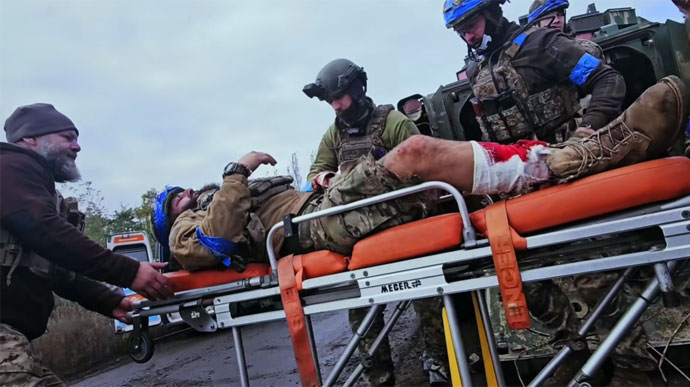 Танчик, ложись! Мы в окружении, по нам е**шат танками!'' &minus; Сенцов показал видео боя под Авдеевкой    