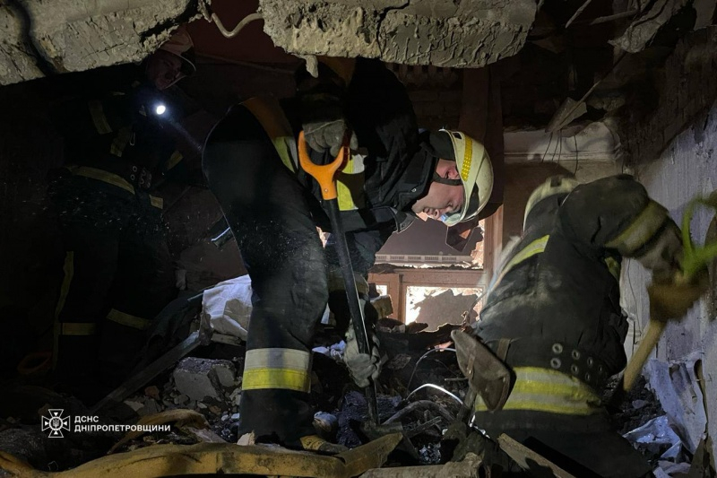 У Дніпрі з-під завалів дістали ще одну жертву. Рятувальна операція закінчена (фото) 5 У Дніпрі з-під завалів дістали ще одну жертву. Рятувальна операція закінчена (фото)