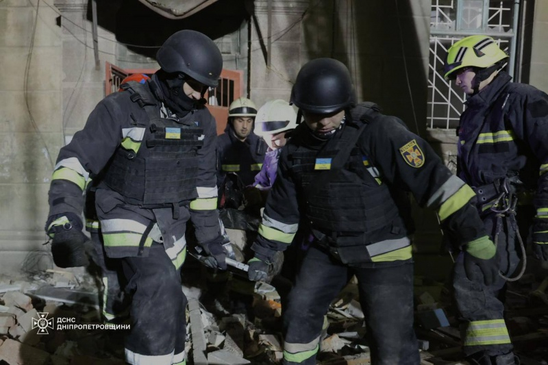 У Дніпрі з-під завалів дістали ще одну жертву. Рятувальна операція закінчена (фото) 1 У Дніпрі з-під завалів дістали ще одну жертву. Рятувальна операція закінчена (фото)