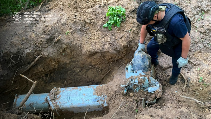 У Києві чоловік знайшов у лісі бойову частину ракети Х-69 (фото) 2 У Києві чоловік знайшов у лісі бойову частину ракети Х-69 (фото)