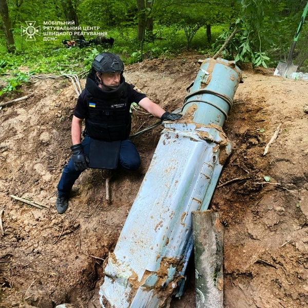 У Києві чоловік знайшов у лісі бойову частину ракети Х-69 (фото) 1 У Києві чоловік знайшов у лісі бойову частину ракети Х-69 (фото)