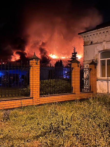 У Курській області палає завод через атаку дронів