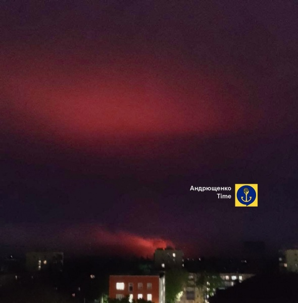 У Маріуполі спалахнула пожежа внаслідок загадкового прильоту 4 У Маріуполі спалахнула пожежа внаслідок загадкового прильоту