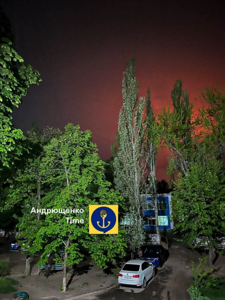 У Маріуполі спалахнула пожежа внаслідок загадкового прильоту 3 У Маріуполі спалахнула пожежа внаслідок загадкового прильоту