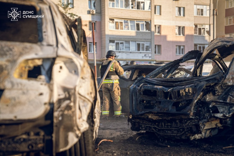 У Сумах загасили пожежу після ракетного удару: рятувальники показали наслідки