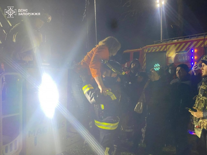 У Запоріжжі після удару РФ з-під завалів врятували двох жінок