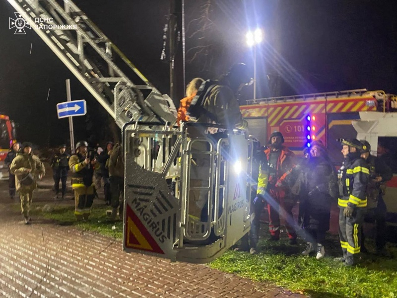 У Запоріжжі після удару РФ з-під завалів врятували двох жінок