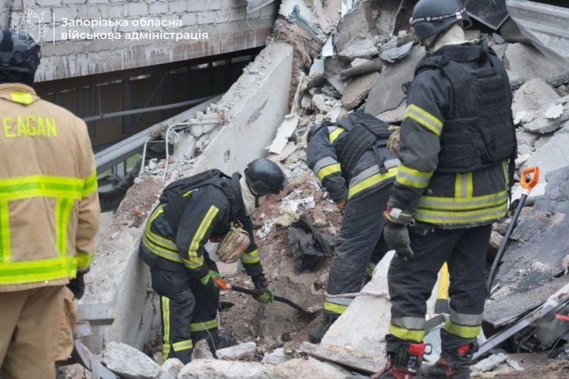 Удар по центру Запоріжжя: кількість загиблих зросла, під завалами ще є люди