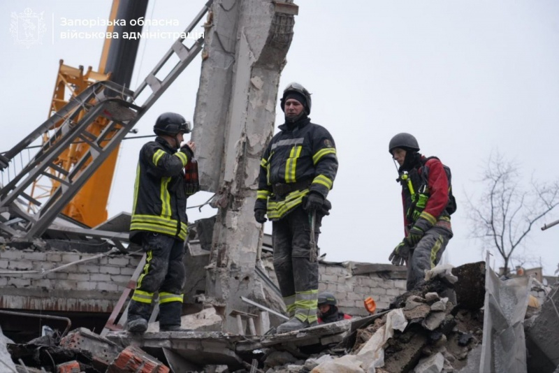 Удар по центру Запоріжжя: кількість загиблих зросла, під завалами ще є люди