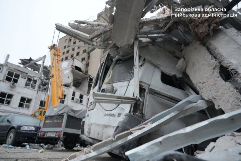 Удар по центру Запоріжжя: кількість загиблих зросла, під завалами ще є люди