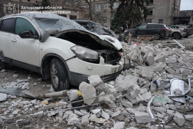Удар по центру Запоріжжя: кількість загиблих зросла, під завалами ще є люди