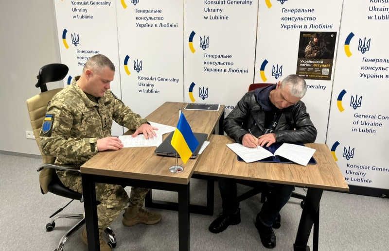 "Український легіон" в Польщі: друга група добровольців підписала контракт з ЗСУ 2 "Український легіон" в Польщі: друга група добровольців підписала контракт з ЗСУ