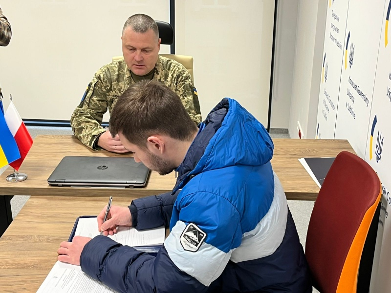 "Український легіон" в Польщі: друга група добровольців підписала контракт з ЗСУ 3 "Український легіон" в Польщі: друга група добровольців підписала контракт з ЗСУ