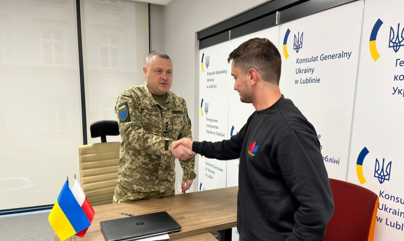 "Український легіон" в Польщі: друга група добровольців підписала контракт з ЗСУ 1 "Український легіон" в Польщі: друга група добровольців підписала контракт з ЗСУ