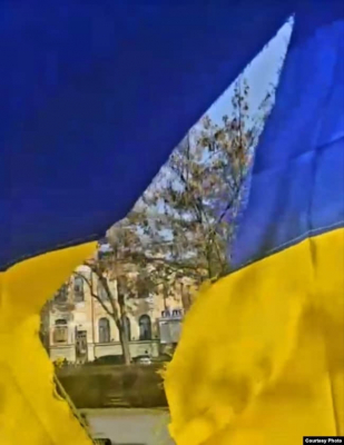 В центре Днепра вандалы порезали государственные флаги на Аллее почета 1 В центре Днепра вандалы порезали государственные флаги на Аллее почета