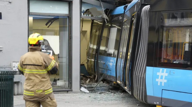 В центре Осло трамвай с пассажирами сошел с рельсов и въехал в магазин 