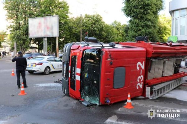 В Черкассах пожарная машина налетела на троллейбус: два человека попали в больницу 2 В Черкассах пожарная машина налетела на троллейбус: два человека попали в больницу
