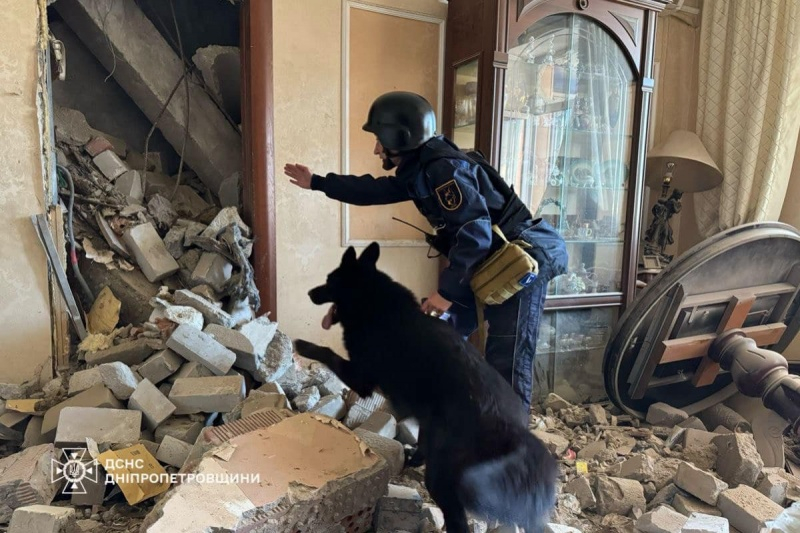 В Дніпрі триває рятувальна операція на місці обстрілу: шукають ще двох людей