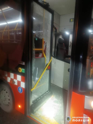 В Харькове неизвестные обстреляли автобусы из пневматического оружия: полиция проводит розыск 1 В Харькове неизвестные обстреляли автобусы из пневматического оружия: полиция проводит розыск