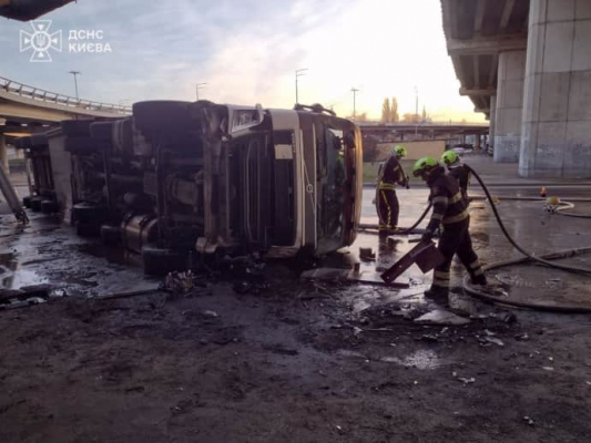 В Киеве грузовик слетел с моста: водителю стало плохо 1 В Киеве грузовик слетел с моста: водителю стало плохо